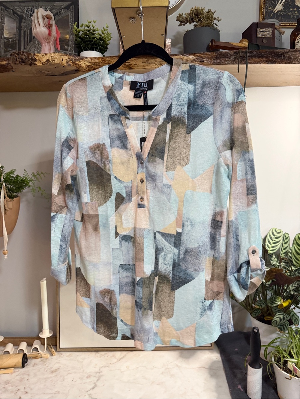 NWT FDJ 3/4 Sleeve Henley Top in Coppertone Abstract Print